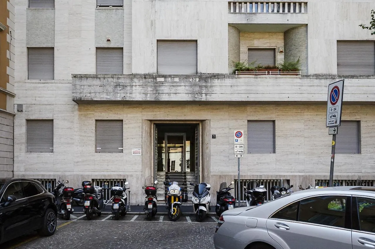 S. Maria Valle Central Roomy Flat Milan 0*,