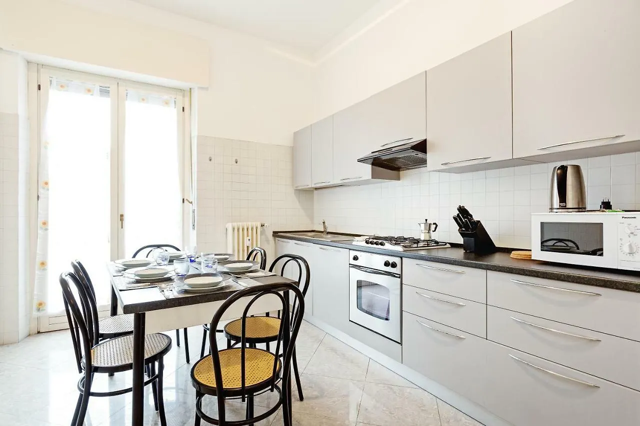 S. Maria Valle Central Roomy Flat Milán