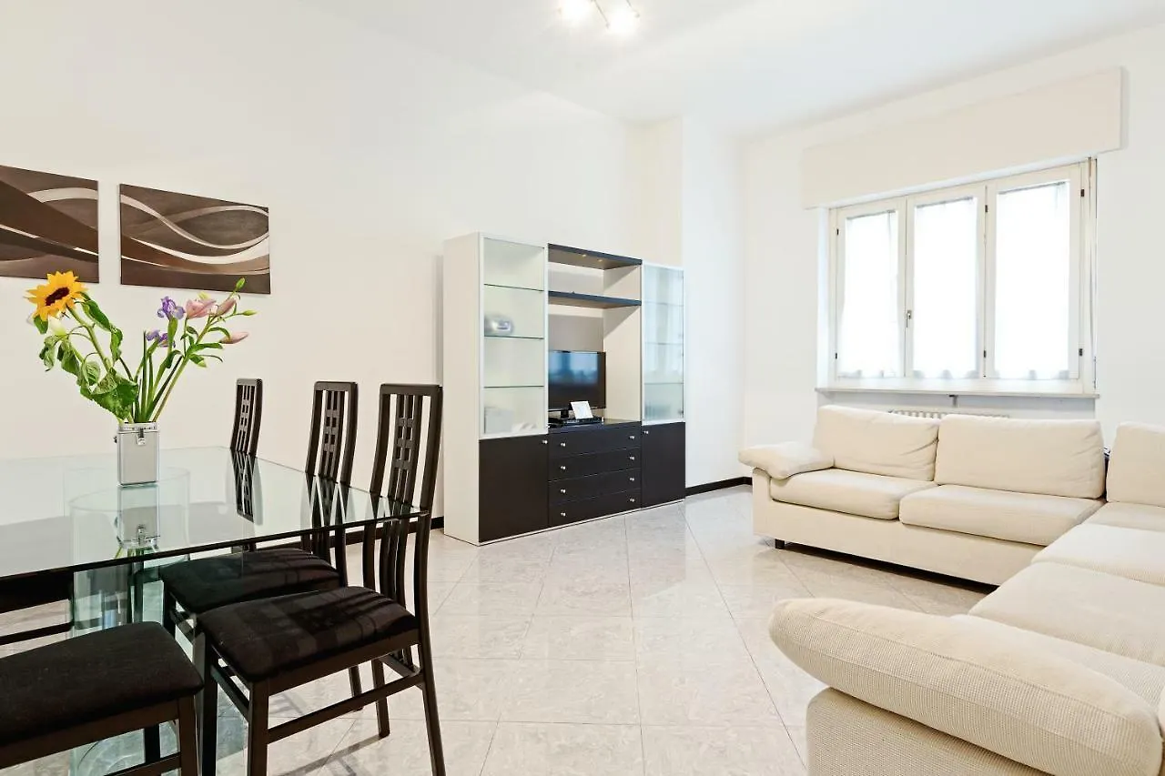 S. Maria Valle Central Roomy Flat Milán Italia