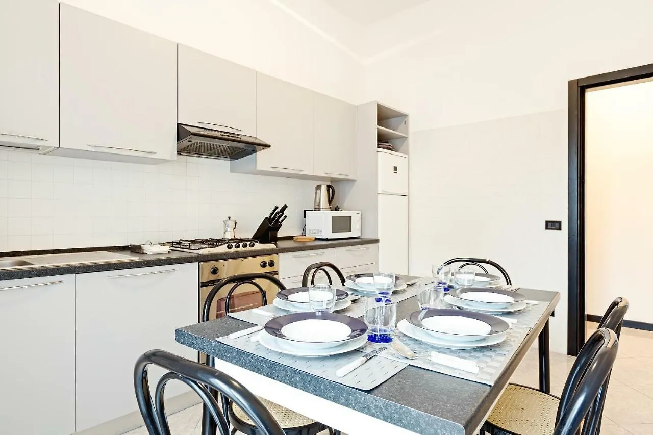 S. Maria Valle Central Roomy Flat Milán