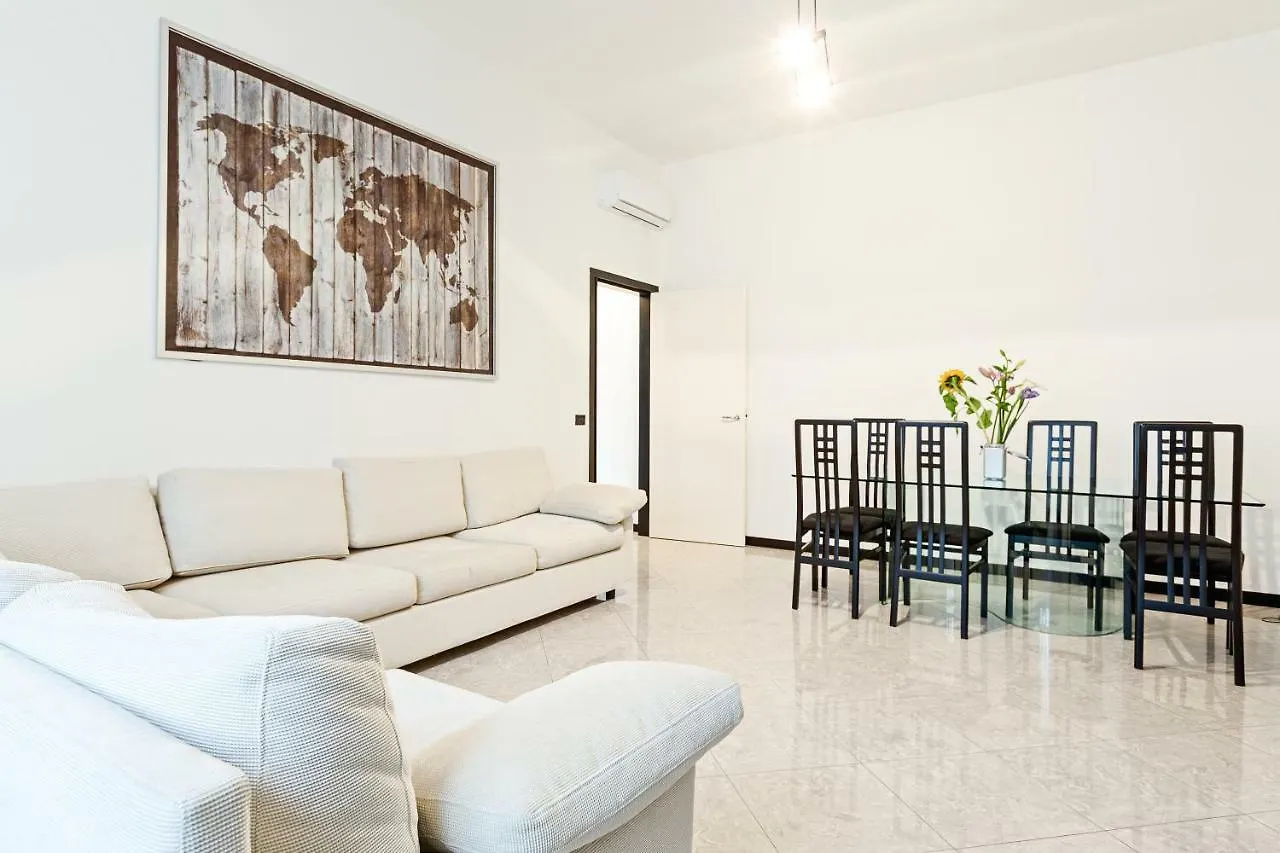 S. Maria Valle Central Roomy Flat Milan
