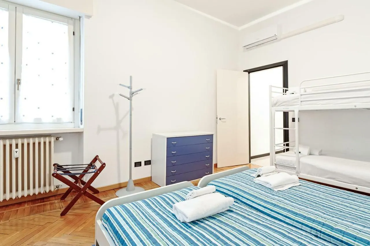 S. Maria Valle Central Roomy Flat Milán